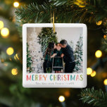 Modern & kleurrijk Vrolijk Kerstfeest Familiefoto Keramisch Ornament<br><div class="desc">Dit eenvoudige en leuke familie Merry Christmas ornament biedt een plek voor u om uw namen toe te voegen, met 'Merry Christmas' in kleurrijke heldere typografie, evenals ruimte voor u om uw eigen foto toe te voegen. Op een achterkant staat een bijpassend kleurrijk ontwerp van de stip. De perfecte moderne...</div>