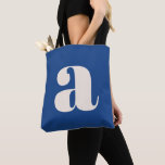 Modern kobaltblauw vet retro monogram Initiaal Tote Bag<br><div class="desc">Een gedurfde en eigentijdse canvas tas met een diepblauwe achtergrond met een opvallende witte kleine letter in de moderne typografie. Perfect voor dagelijks gebruik,  winkelen,  werken of als statement accessoire,  dit opvallende ontwerp combineert minimalisme met een retro-geïnspireerde esthetiek. Ideaal voor typografieliefhebbers en liefhebbers van stijlvolle,  bijzondere design.</div>