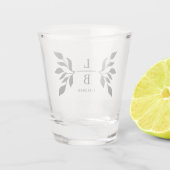 Modern Koppel Monogram Bruiloft Favoriet Shot Glas (Achterkant)
