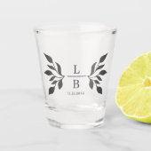 Modern Koppel Monogram Bruiloft Favoriet Shot Glas (Voorkant)