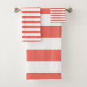 Modern koraal en wit gestreept patroon bad handdoek (Insitu)