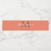 Modern Koraal Sinaasappel Script Monogram Bruiloft Waterfles Etiket (Enkel label)