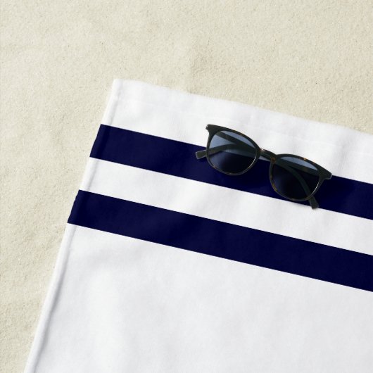 Modern Lake House familienaam nautisch wit blauw Strandlaken (In situ)