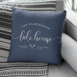 Modern Lake House Family Name Brush Blue Kussen<br><div class="desc">Moderne, chic penseelscript dat LAKE HOUSE naast je familienaam leest in een trendy typografie gedreven design. Geweldige kussen op maat voor thuisgebruik voor uw huis, niet thuis. Zowel romantisch als stijlvol, onze stoffige blauw kussens van de marine voorzien van een mooie kano-illustratie tussen uw locatie en het jaar dat u...</div>