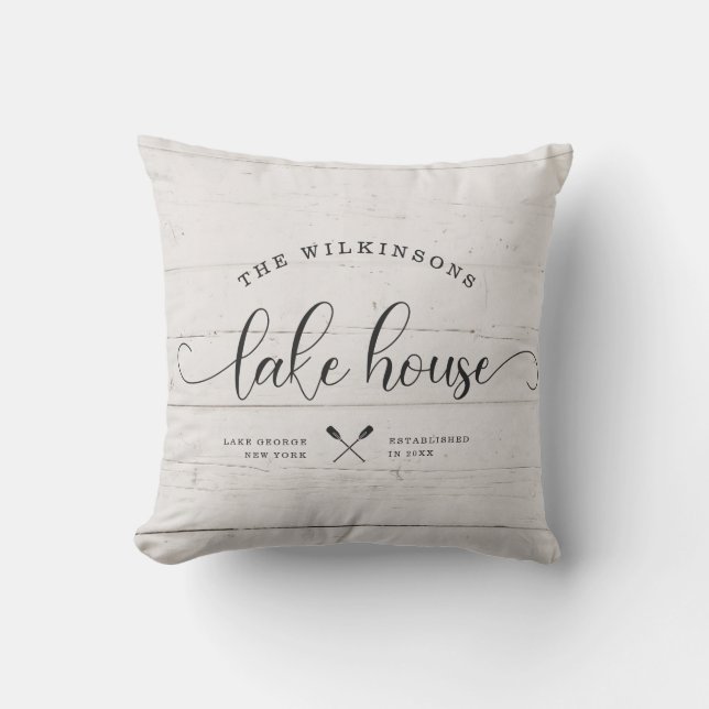 Modern Lake House Family Name Brush Script Wood Kussen (Voorkant)