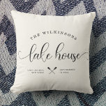 Modern Lake House Family Name Script Location Kussen<br><div class="desc">Moderne,  chic script kalligrafie met LAKE HOUSE naast je familienaam in een trendy typografie gedreven design. Geweldige kussen op maat voor thuisgebruik voor uw huis,  niet thuis. Zowel romantisch als stijlvol,  onze neutrale ivoorcrèmekussen zijn voorzien van een zoete kano-illustratie tussen uw locatie en het jaar dat is vastgesteld.</div>