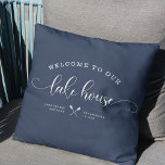 Modern Lake House Family Name Welcome Script Blue Kussen<br><div class="desc">Moderne, chic borstelscript die WELKOM AAN ONZE LAKE HUIS in een trendy typografie gedreven ontwerp leest. Geweldige kussen op maat voor thuisgebruik voor uw huis, niet thuis. Zowel romantisch als stijlvol, onze stoffige blauw kussens van de marine voorzien van een mooie kano-illustratie tussen uw locatie en het jaar dat u...</div>