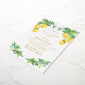 Modern Lemon Elegant Floral Gold Bridal Shower Folie Uitnodiging (Gedraaid)