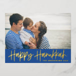 Modern Lettering Blue Happy Hanukkah Foto Folie Feestdagen Briefkaart<br><div class="desc">Happy Hanukkah! Verstuur Hanukkah naar familie en vrienden met dit aanpasbare goudfolie Hanukkah-briefkaart. Het biedt moderne kalligrafie. Personaliseer door namen en een foto toe te voegen. Deze gouden folie Happy Hanukkah scriptkaart is beschikbaar in andere kartonnen dozen.</div>