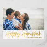 Modern Lettering Happy Hanukkah Foto Folie Feestdagen Briefkaart<br><div class="desc">Happy Hanukkah! Verstuur Hanukkah naar familie en vrienden met dit aanpasbare goudfolie Hanukkah-briefkaart. Het biedt moderne kalligrafie. Personaliseer door namen en een foto toe te voegen. Deze gouden folie Happy Hanukkah scriptkaart is beschikbaar in andere kartonnen dozen.</div>
