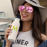 Modern Leuk Leuk Groovy Retro Monogram Waterfles<br><div class="desc">Hé, hippe tiener! Blijf gehydrateerd in stijl met onze Zazzle Stainless Steel Water Bottle met een aangepaste naam Retro Monogram ontwerp in levendig geel en blauwgroen! Personaliseer het met je eigen naam en omarm de retro vibes. Deze waterfles is gemaakt van duurzaam roestvrijstaal en is ideaal om je favoriete drinken...</div>