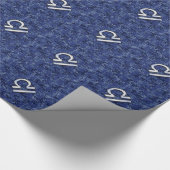 Modern Libra Zodiac Sign on blue digital camo Cadeaupapier (Hoek)
