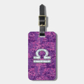 Modern Libra Zodiac Symbol on Fuchsia Digital Camo Bagagelabel (Voorkant verticaal)