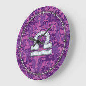 Modern Libra Zodiac Symbol on Fuchsia Digital Camo Grote Klok (Hoek)