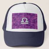 Modern Libra Zodiac Symbol on Fuchsia Digital Camo Trucker Pet (Voorkant)