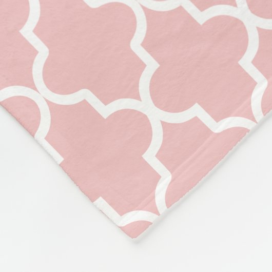 Modern licht roze en witte Marokkaanse Quatrefoil Fleece Deken (Hoek)