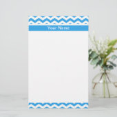 Modern lichtblauw chevron zigzag patroon briefpapier (Staand voorkant)