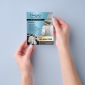 Modern Lichtblauw Huis Schoonmaak Maid Service Flyer (Hand)