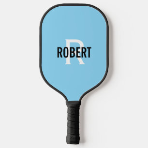 Modern lichtblauw wit monogram naam mannen pickleball paddle