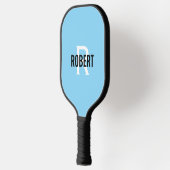 Modern lichtblauw wit monogram naam mannen pickleball paddle (Links)