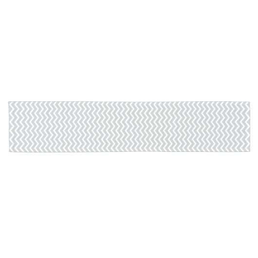 Modern Light Grey Chevron Stripes Pattern Korte Tafelloper (Horizontaal)