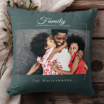 Modern Lijst | Familie is ALLES Foto Gold Kussen<br><div class="desc">Deze elegante foto werpt uw favoriete foto in een gouden lijst naast uw eigen naam en datum op donker stoffig blauw. Geweldig geschenk voor de feestdagen,  de Moederdag of de Valentijnse!</div>