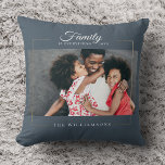 Modern Lijst | Familie is ALLES Foto Gold Kussen<br><div class="desc">Deze elegante foto werpt uw favoriete foto in een gouden lijst naast uw eigen naam en datum op donker stoffig blauw. Geweldig geschenk voor de feestdagen,  de Moederdag of de Valentijnse!</div>