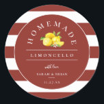 Modern Limoncello Rustic Red Stripe Ronde Sticker<br><div class="desc">Moderne chemische limoncello begunstigt stickers. De eigenschappen van het ontwerp,  de citroenen en de bladeren van de waterverf,  rustic rode en witte streep patroonachtergrond en de tekstlijnen van de sjabloon voor jouw naam en gebeurtenisdatum.</div>