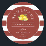 Modern Limoncello Rustic Red Stripe Ronde Sticker<br><div class="desc">Moderne chemische limoncello begunstigt stickers. De eigenschappen van het ontwerp,  de citroenen en de bladeren van de waterverf,  rustic rode en witte streep patroonachtergrond en de tekstlijnen van de sjabloon voor jouw naam en gebeurtenisdatum.</div>