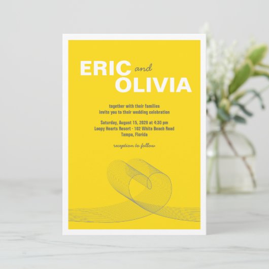 Modern Loopy Heart Love Line Yellow Wedding Invite Kaart (Staand voorkant)