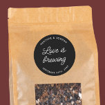 Modern Love is Brewing Wedding Coffee Favors Ronde Sticker<br><div class="desc">Minimaliseer de perfecte Stickers voor het overbruggen</div>