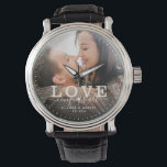 Modern Love verovert alle bruiloft fotoscript Horloge<br><div class="desc">Modern chique fotohorloge met handgeschreven script en moderne typografie lezen:' Love verovert alles 'naast je aangepaste namen en trouwdatum. Personaliseer met uw favoriete foto en informatie. Geweldig cadeau voor pasgetrouwden of Valentijnsdag!</div>