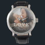 Modern Love verovert alle bruiloft fotoscript Horloge<br><div class="desc">Modern chique fotohorloge met handgeschreven script en moderne typografie lezen:' Love verovert alles 'naast je aangepaste namen en trouwdatum. Personaliseer met uw favoriete foto en informatie. Geweldig cadeau voor pasgetrouwden of Valentijnsdag!</div>