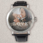 Modern Love verovert alle bruiloft fotoscript Horloge<br><div class="desc">Modern chique fotohorloge met handgeschreven script en moderne typografie lezen:' Love verovert alles 'naast je aangepaste namen en trouwdatum. Personaliseer met uw favoriete foto en informatie. Geweldig cadeau voor pasgetrouwden of Valentijnsdag!</div>