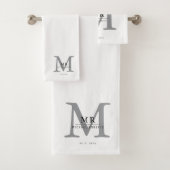 Modern Luxury Monogram Colour Match  Bad Handdoek (Insitu)