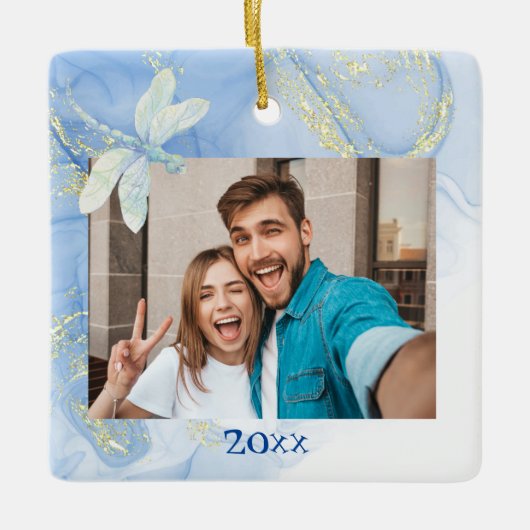 Modern, maar Elegant Blue Gold Swirl Dragonfly Keramisch Ornament (Voorkant)