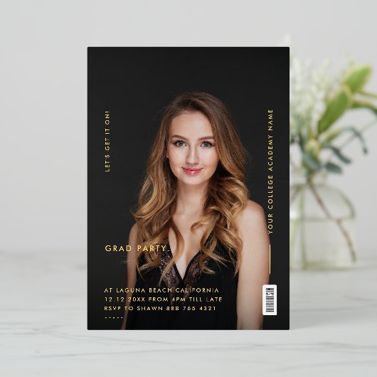 Modern Magazine Zwart en Goud Afstudeerfeest Folie Uitnodiging (Staand Voorkant)
