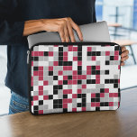 Modern Magenta Black Grey Geometric Laptop Sleeve<br><div class="desc">Deze kleurrijke laptophoes is voorzien van een meerkleurig geometrisch patroon in Viva Magenta,  zwart,  grijs en wit. De vierkanten zijn gekleurd in willekeurige volgorde en u kunt de kleuren bewerken in het gereedschap Design.</div>