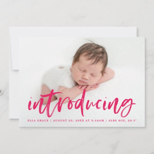 Modern Magenta Manuscript introducerend de Geboort Aankondiging (Voorkant)