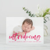 Modern Magenta Manuscript introducerend de Geboort Aankondiging (Staand voorkant)