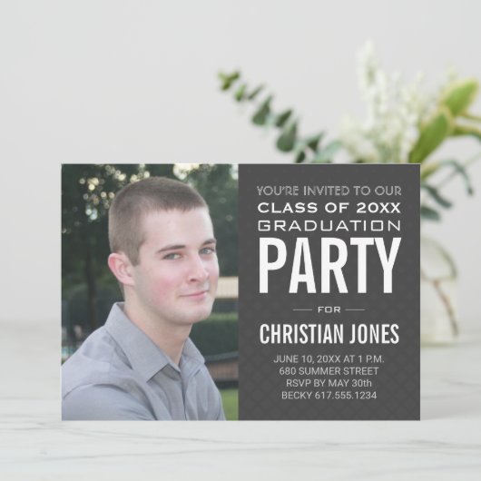 Modern Mannelijk Afstudeerder | Oproep van de Grad Kaart (Staand voorkant)