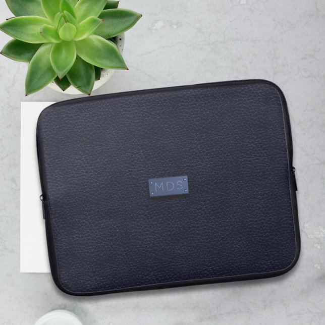 Modern marineblauw faux leer look monogram laptop sleeve (Creator heeft geüpload)