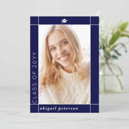 Modern marineblauw Klasse van 2025 afstuderen foto Aankondiging (Staand voorkant)