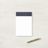 Modern marineblauw roze script kalligrafie monogra post-it® notes (Op bureau)