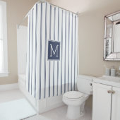 Modern marineblauw streepjespatroon monogram douchegordijn (In situ)