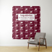 Modern Maroon CLASS OF 20XX Patroon Foto Gelegenhe Wandkleed (In situ)