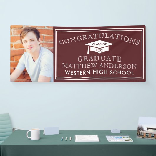Modern Maroon Congrats Afstuderen Foto Spandoek (Beurs)