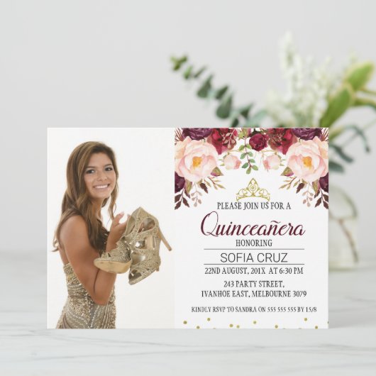 Modern Maroon Floral Foto Quinceañera Kaart (Staand voorkant)