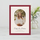 Modern Maroon Oval High School Photo Graduate Aankondiging (Staand voorkant)