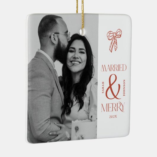Modern Married and Merry Newlywed Bow Christmas Keramisch Ornament (Rechts)